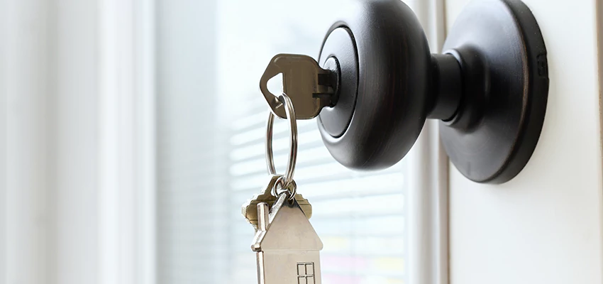 Bifold Door Knob Replacement in Lakewood, California